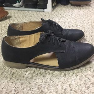 Cut-out Oxford Flats